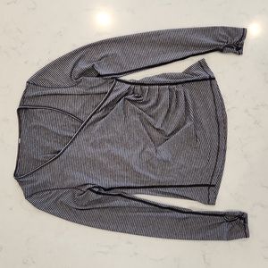Lululemon V-Neck Side Ruched Long Sleeved Shirt Black Grey Size: 6-8 Medium